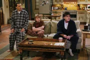 In einer großen Fernsehwerbeaktion wird Charlies (Charlie Sheen, r.) CD präsentiert. Gemeinsam mit Jake (Angus T. Jones, M.) und Alan (Jon Cryer, l.) genießt er die Show ...