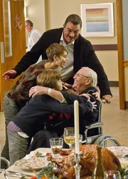 Frank (Tom Selleck, hinten), Nicky (Sami Gayle, Mitte l.) und Sean (Andrew Terraciano, l.) freuen sich, dass Henry (Len Cariou, r.) Thanksgiving mit ihnen verbringen kann ...