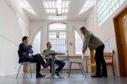 In der Lübecker Justizvollzugsanstalt wurde ein Häftling im Duschraum tot aufgefunden. Er wurde zusammengeschlagen und dabei tödlich am Kopf verletzt. Lars Englen (Ingo Naujoks, l.) und Finn Kiesewetter (Sven Martinek, r.) verhören den Gewaltverbrecher Arndt Jaschke (Till Wonka, M.).