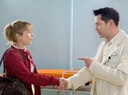 Dr. Philipp Brentano (Thomas Koch) trifft in der Sachsenklinik Isabelle Becker (Florentine Lahme), die Mutter seines kleinen Patienten Finn. Isabelle und Philipp haben sich vor neun Jahren auf einer Party kennen gelernt. Damals haben sie eine Nacht miteinander verbracht.