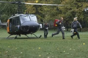 Kaum steht der Hubschrauber, sind Sabine (Marlene Marlow, r.) und Paul (Rainer Sellien, M.) schon aus dem Hubschrauber gesprungen und eilen so schnell wie möglich zu der verunglückten Patientin.
