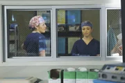 Während April, Jackson und Meredith um das Leben von Keith kämpfen, bereiten sich Callie (Sara Ramirez, l.) und Amelia (Caterina Scorsone, r.) auf die OP von Joan vor ...
