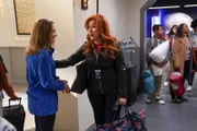 Vorne, v.li.: Docent (Hillary Anne Matthews), Melissa Schemmenti (Lisa Ann Walter)