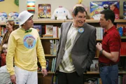 Alans (Jon Cryer, r.) heimliche Hoffnung, dass Charlie (Charlie Sheen, l.) scheitern möge, scheint sich zu erfüllen, als Charlie von seinem Produzenten Artie (Richard Kind, M.) gezwungen wird, ein öffentliches Konzert zu geben. Denn Charlie hatte schon immer schreckliches Lampenfieber ...