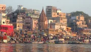 Varanasi am Ganges in Uttar Pradesh ist einer der heiligsten Orte Indiens. Wer einmal im Leben in Mutter Ganga badet, so glauben Hindu, entkommt dem Kreislauf von Geburt, Tod und Wiedergeburt.