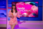 Martina Hill als Larissa im "heute SHOWNAL"-Studio