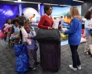 Barbara Howard (Sheryl Lee Ralph, m.), Docent (Hillary Anne Matthews, r.)