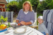 Lars Lunk (li.) und Enkel Pietje (re.) bereiten Lachstartar mit Avocado und Krabben zu.