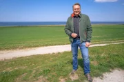 MDR FERNSEHEN SAGENHAFT - SOMMER AN DER OSTSEE, am Sonntag um 20:15 Uhr und schon ab 18.07.2023, 00:01 Uhr in der ARD-Mediathek. Moderator Axel Bulthaupt unterwegs an der sommerlichen Ostseeküste.