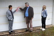 Die Kommissare Stadler (Dieter Fischer, M.) und Winter (Vanessa Eckart, r.) haben den Verdacht, dass Jakob Niedermayer (Enno Hesse, l.), der Halbbruder des Mordopfers, etwas zu verbergen hat. Ob ein Blick in dessen Garage Licht ins Dunkel bringt?
