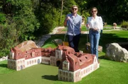 Katalin Fürstin von Wrede mit Johannes Zenglein in ihrer Adventure-Golf-Anlage.