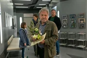 Zusammen mit Emmi Neumann (Lotta Herzog, l.) holt Martin Gruber (Hans Sigl, r.) deren Mutter Branka (Oona Devi Liebich, 2. v. l.) in der Klinik ab. Er ist erstaunt, Rolf Pflüger (Wolfram Berger, 2. v. r.) dort anzutreffen. Zusammen mit Emmi Neumann (Lotta Herzog, l.) holt Martin Gruber (Hans Sigl, r.) deren Mutter Branka (Oona Devi Liebich, 2. v. l.) in der Klinik ab. Er ist erstaunt, Rolf Pflüger (Wolfram Berger, 2. v. r.) dort anzutreffen.