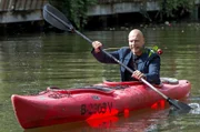 Wolf Malletzke (Christoph Grunert) paddelt zum Date mit seiner russischen Brieffreundin.