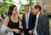 Aus dem gemeinsamen Abend in der Oper wurde nichts. Im Zoo wurde eine Bombe gefunden und Zoodirektor Dr. Fährmann (Michael Lesch, rechts) hat Dr. Susanne Mertens (Elisabeth Lanz) um Mithilfe bei der Evakuierung der Zootiere gebeten. Solidarisch hilft auch Susannes Lebensgefährte Dr. Christoph Lentz (Sven Martinek) bei der Rettungsaktion mit.