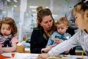 Arbeiten in der Kita - Viel Verantwortung, wenig Lohn und Anerkennung. Angela arbeitet in einer Kita als Betreuerin.
