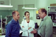 Während der Schwangerschaft von Dr. Judith Sommer, die vorübergehend nicht obduzieren kann, arbeitet das Team Dr. Kolmaar (Ulrich Mühe, l.), Prof. Bondzio (Dieter Mann, r.) mit der neuen Kollegin Dr. Leilah Berg (Julia Jäger, M.) zusammen, um geheimnisvolle Morde aufzuklären.