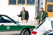 Hubert (Christian Tramitz, l.) und Girwidz (Michael Brandner, r.) rätseln - hat die Selbsthilfegruppe der „festen Freunde“ etwas mit dem Tod von Peter Münch zu tun?