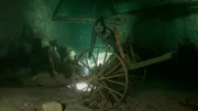 Anna in der Kobayna Mine mit einer Lastenkarre, die seit 110 Jahren nicht bewegt wurde.