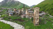 Das Dorf Ushguli.; hr-fernsehen GEORGIEN – KOMMT AUF DIE BUCKET LIST, Ein Film von Nina Heins und Felix Leichum, am Freitag (11.10.24) um 20:15 Uhr. Das Dorf Ushguli. © HR/Felix Leichum, honorarfrei - Verwendung gemäß der AGB im engen inhaltlichen, redaktionellen Zusammenhang mit genannter HR-Sendung bei Nennung "Bild: HR/Felix Leichum" (S2). HR/Pressestelle, Tel: 069/155-4954