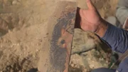 Die alten Ägypter malen das Gesicht des Verstorbenen auf den Sargdeckel, damit seine Seele ihn wiederfindet.