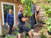 Mara Peters (r.) wohnt mit ihrem Partner Kevin (M.) und ihrer Mutter Petra (l.) auf einem 200 Jahre alten Vierkanthof. Gemeinsam wollen sie den Innenhof in einen gemütlichen Garten verwandeln. Frank Riese und Sebastian Burggraf haben Konzepte entwickelt, doch den Umbau macht die Familie selbst.