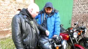 Trödelprofi Sükrü Pehlivan (re.) mit Sven auf dem Motorrad-Flohmarkt