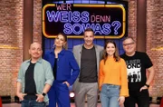 Moderator Kai Pflaume (M.) und seine Rateteam-Kapitäne Bernhard Hoëcker (l.) und Elton (r.) begrüßen in dieser Sendung die Fernsehmoderatorin Laura Wontorra (2.v.l.) und die Fernsehmoderatorin Kristina Inhof (2.v.r.).