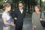 Die Schwiegermutter von Prof. Bondzio, Franziska Oehler (Marion van de Kamp, r.), die besorgt am Institut für Rechtsmedizin erscheint, stellt sich Dr. Robert Kolmaar (Ulrich Mühe, M.) und Anna (Theresa Scholze, l.) vor.