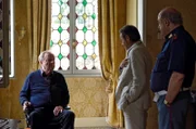 Brunetti (Uwe Kockisch, Mitte) und Sergente Vianello (Karl Fischer) sprechen mit Leonardo Pozzi, der durch einen Arbeitsunfall mit schweren Verletzungen im Rollstuhl sitzt.