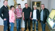 Die Musikbox soll verkauft werden... (Foto, v.li.: Daniel, Tanja, Mauro Corradino und potentielle Käufer)