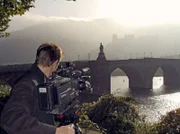 SWR Fernsehen UNSER WETTER 2014, "Die Landesschau Wetterreporter blicken zurück", am Samstag (27.12.14) um 19:15 Uhr. Wetterimpressionen an der Alten Brücke in Heidelberg mit Blick auf das Schloss, Kameramann Martin Spiess bei der Aufnahme.
