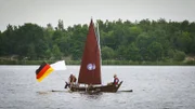 Ein asiatisches Fischerboot auf dem Bergwitzsee. Da staunen die einheimischen Segler vom Verein „Klar zur Wende“ und helfen Frank, das Auslegerboot zu Wasser zu lassen. Frank hat das Holzboot geschenkt bekommen und will jetzt das Segeln lernen.