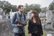 Für ihren aktuellen Fall begeben sich Sebastian Lund (Rob Kerkovich, l.) und Tammy Gregorio (Vanessa Ferlito, r.) auf Zeitreise ...