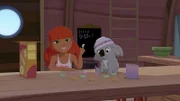 Marina (l.) schimpft ein bisschen mit Koala Raoul (r.), der wieder einmal Chaos beim Frühstück verursacht hat.