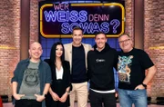 Moderator Kai Pflaume (M.) und seine Rateteam-Kapitäne Bernhard Hoëcker (l.) und Elton (r.) begrüßen in dieser Sendung Dilara Kruse (2.v.l.) und ihren Ehemann, den Profi-Fußballspieler Max Kruse (2.v.r.).