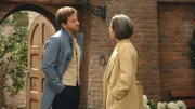 Arthur (Vivian Frey) wird von Victoria (Caroline Schreiber) für ihre Versöhnung mit seinen Geschwistern eingespannt.