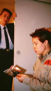 Eva (Karen Böhne, li.) präsentiert Conny (Kristin Lenhardt) die Fotos, die Bine gemacht hat, um Eva bloßzustellen. Eva "verspricht" Conny, dass diese Aktion nicht ohne Folgen bleibt...
