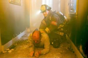 Darin Whitney (Michael Nanfria) und Kelly Severide (Taylor Kinney, r.) +++ Die Verwendung des sendungsbezogenen Materials ist nur mit dem Hinweis und Verlinkung auf RTL+ gestattet.