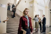 Ulla (Elisa Schlott) in der Uni Tübingen.