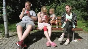 Jean (li.) Jasmin, Lennox und Cindy geniessen das schöne Wetter bei einem leckeren Eis.