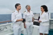 Hanna Liebhold (Barbara Wussow, r.) beginnt an ihren Fähigkeiten zu zweifeln und bittet Kapitän Max Parger (Florian Silbereisen, l.) und Staff-Kapitän Martin Grimm (Daniel Morgenroth, M.) um Beurlaubung.