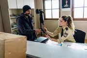Der Paketbote Bojan Zankov (Grischa Olbrich, l.) bringt ein großes Paket für Girwidz. Christina Bayer (Mitsou Jung, r.) nimmt es an.