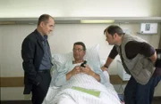 Robert Kolmaar (Ulrich Mühe, l.) und Max Kolditz (Markus Majowski, r.) besuchen Joe Hoffer (Jörg Gudzuhn, M.) im Krankenhaus und halten ihn ständig über die Ermittlungen im Fall Tavor auf dem neuesten Stand.