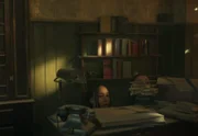 Audrey (Eve Midgley, l.) und Addie (Lola Blue) wollen im verlassenen Buchladen nicht entdeckt werden. Als jemand zur Tür hereinkommt, verstecken sie sich.