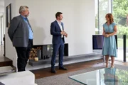 Die Kommissare Stadler (Dieter Fischer, l.) und Hansen (Igor Jeftic, M.) befragen Isabella Kossin (Felicitas Franz, r.), die Ehefrau des ermordeten Schönheitschirurgen, zur Auseinandersetzung mit ihrem Mann.