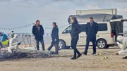 Rupert (Barnaby Metschurat, 2.v.l.) hat Überreste einer Leiche im Osterfeuer entdeckt und die Kollegen benachrichtigt. Frank Weller (Christian Erdmann, l.), Ann Kathrin Klaasen (Picco von Groote, 2.v.r.) und Kommissariats-Leiter Ubbo Heide (Kai Maertens, r.) verschaffen sich einen Überblick.