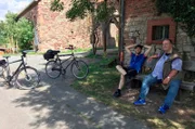 Danny Morgenstern und sein Begleiter Holger Schulze vor der Schiffsmühle in Ginsheim.