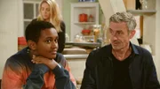Britta (Jelena Mitschke m.) will ihre Beziehung zu Heiner (René Dumont r.) beim spontanen Essen der Hausgemeinschaft offiziell machen. Doch Joe (Naiher Zerisenay l.) taucht unerwartet auf.