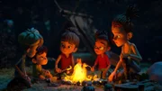 Bei ihrem Streifzug durch den Wald, lernen Raphael, Kleiner Fuß, Bohnenstange und Lina eine junge Spanierin kennen, die sie zum Lagerfeuer einlädt.