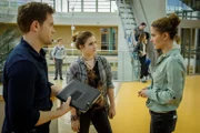 Dominik Morgenstern (Joscha Kiefer, l.) und Toni Bischoff (Amanda da Gloria, r.) befragen Lissy Keller (Elena Bin, M.) in der Schule.